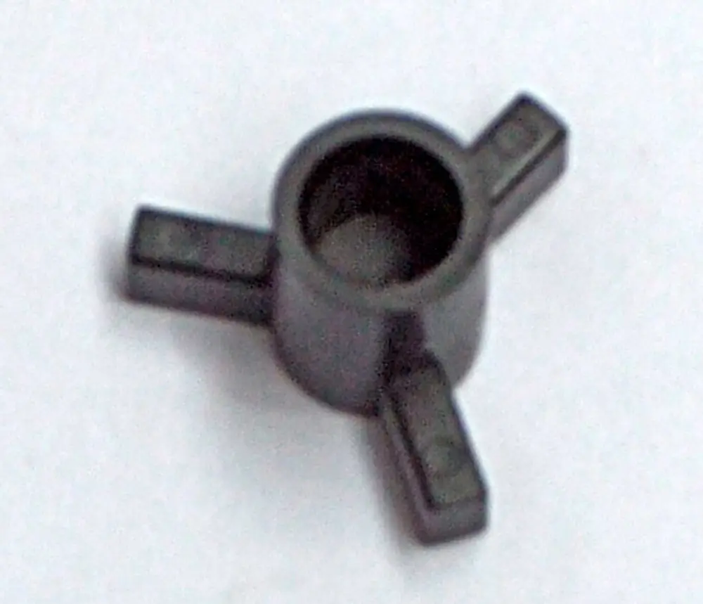 Schwarzer, kreuzförmiger Adapter mit einer zentralen Vertiefung und drei abstehenden Armen. Es könnte sich um einen Zusatzadapter von Daikin handeln.